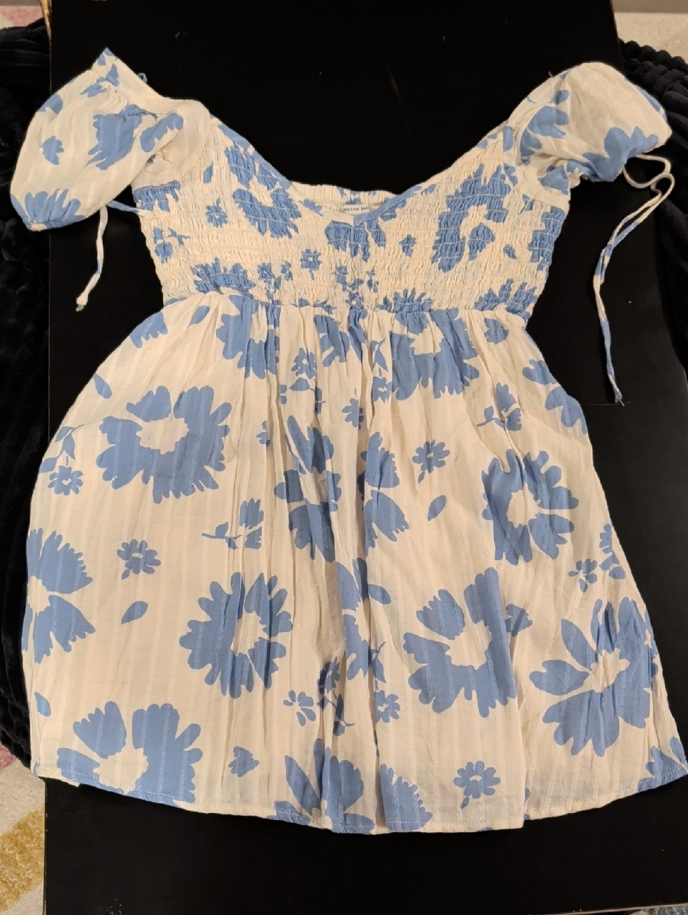 American Eagle Outfitters White and Light Blue Floral Smocked Top - Picture 1 of 3